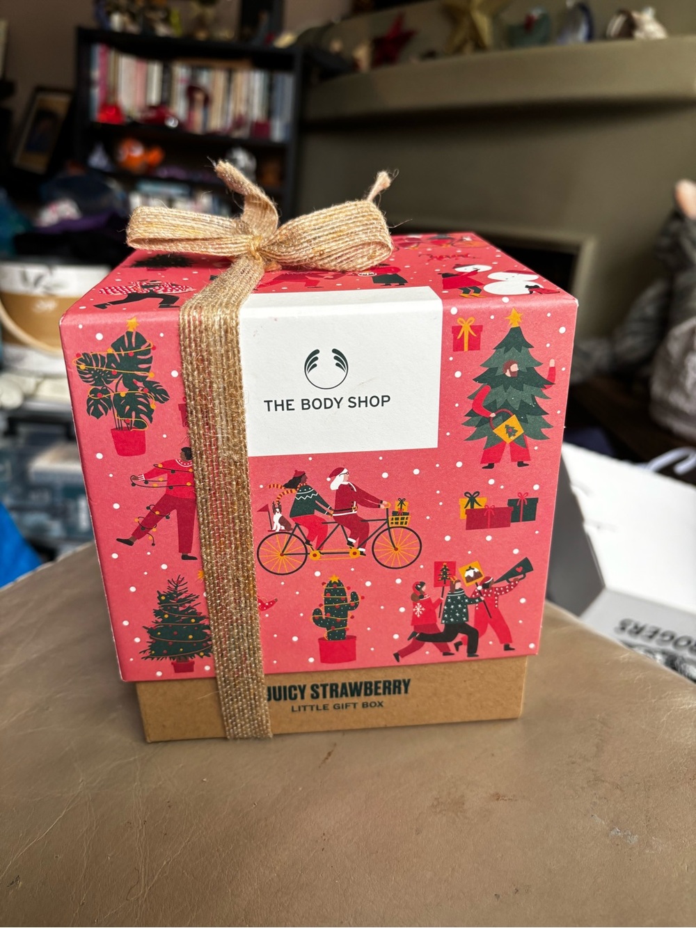 The Body Shop Juicy Strawberry Little Gift Box Bath & Body Set.  New! - Picture 10 of 11